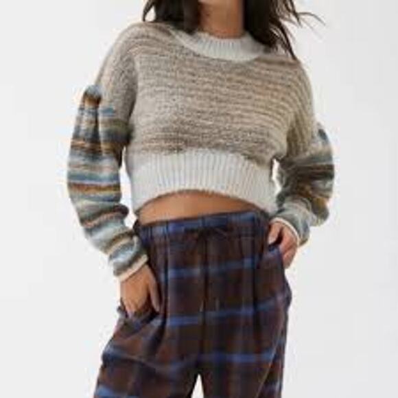 Urban Outfitters Sweaters - Women’s Urban Outfitters cropped puff sleeve acrylic sweater size large